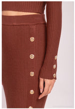 Gylden knappet elegance: brun todelt nederdel og top sæt